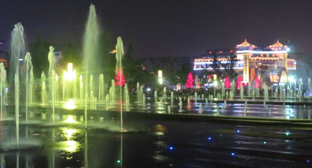 In the summer evenings, many locals gather by the Big Goose temple grounds for a large light and water fountain show.