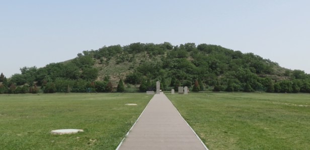 This mound is the burial site of Emperor Jingdi (Han Yangling).