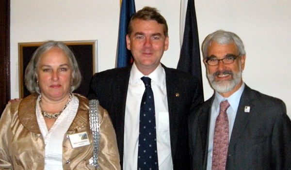 GSA Executive Director Jack Hess and UCAR scientist Betsy Weatherhead discuss science funding with Senator Bennet.
